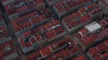 Portekiz 'in Lizbon kentinin geleneksel şehir merkezinde kırmızı çatıları olan renkli evlerin kuş bakışı dönüşümlü görüntüsünü kapat