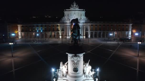 葡萄牙里斯本市中心Arco da Rua Augusta纪念碑和房屋的夜间近景 — 图库视频影像