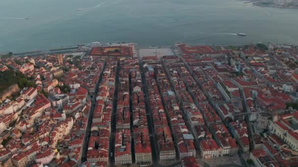 Slow rotating aerial view of coastal colorful houses and famous landmarks in city center of Lisbon, Portugal — Video