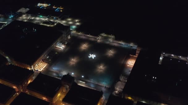 Aerial orbit night view of Praca do Comercio square and Arco da Rua Augusta monument in urban city center of Lisbon, Portugal — Stockvideo