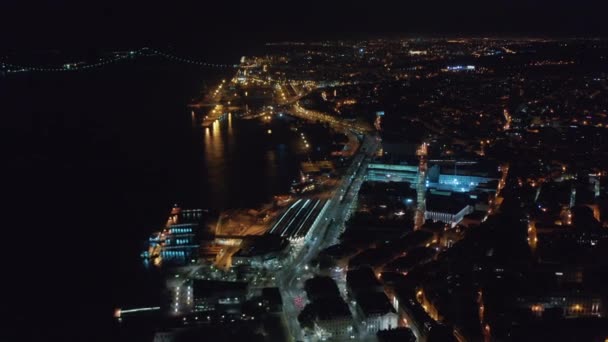 Stunning night aerial view of houses and Ponte 25 de Abril red bridge in urban city center of Lisbon, Portugal — Stock Video