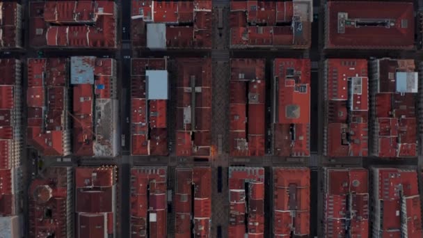 Vista aérea lenta de los tejados rojos de las casas antiguas tradicionales en el centro urbano de Lisboa con tráfico lento de la ciudad en las calles — Vídeo de stock