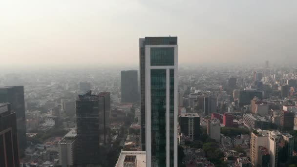 Vista aérea nebulosa del paisaje urbano del centro. Vuelo de drones bajo del edificio de oficinas alto. Ciudad de México, México. — Vídeos de Stock