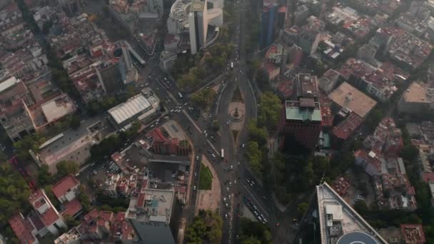 Vista aérea del tráfico pesado en las calles de la ciudad. Varias encrucijadas en pequeña área desde el avión no tripulado volando hacia adelante. Ciudad de México, México. — Vídeos de Stock