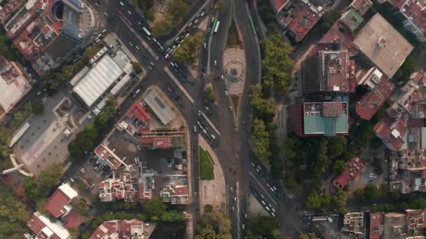 空中の鳥の目都市の通りで重い交通のビューの上にオーバーヘッド。ドローンからの複数レーンの交差点前方飛行。メキシコのメキシコシティ. — ストック動画