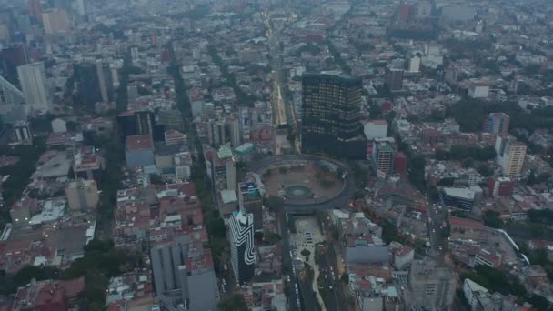 Flygdrönare syn på stadsbilden med stora rondell korsning. Kameran lutar sig nedåt. Mexico City, Mexiko. — Stockvideo