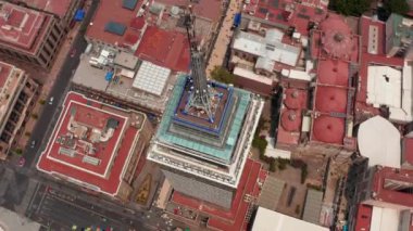 Yüksek açılı Torre Latinoamericana binasının çevresi. İHA kamera etrafta uçuyor ve dönüyor. Mexico City, Meksika.