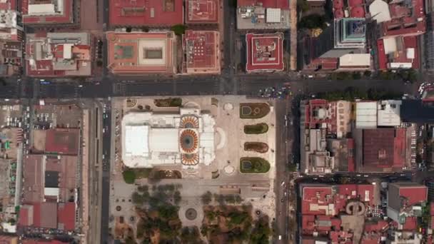 Havadan kuşların gözü şehir merkezindeki binaların köşegen üstünde. Palacio de Bellas Artes ve Torre Latinoamericana. Mexico City, Meksika. — Stok video