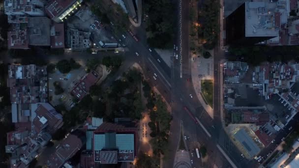 Pájaros aéreos ojo arriba arriba abajo panorámica del tráfico en las calles del centro. Vuelo en avión no tripulado por la noche, con poca luz. Ciudad de México, México. — Vídeos de Stock