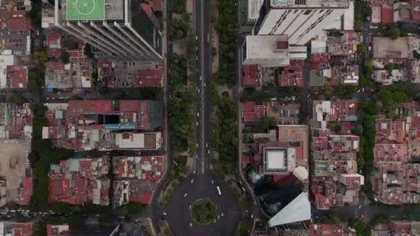 Flygfåglar ögon ovanför toppen ner utsikt över trafiken i bred stadsgata. Multilane rondell korsning från drönare flyger framåt. Mexico City, Mexiko. — Stockvideo