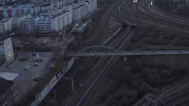 Trenin insansız hava aracı görüntüsü, S-bahn 'ın tren koridorunda sürüşü evler boyunca gidiyor. Berlin 'in banliyösünde zorlu bir çevre.