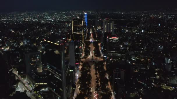 Widok z lotu ptaka na nocny pejzaż z zstępującego drona. Szeroka ulica oświetlona światłami ulicznymi. Meksyk, Meksyk. — Wideo stockowe