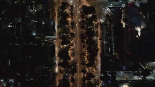 Oiseaux aériens vue panoramique de haut en bas des voitures conduisant dans les rues du centre-ville éclairées par des lampadaires. Vue sur drone sur la ville de nuit. Mexico, Mexique. — Video