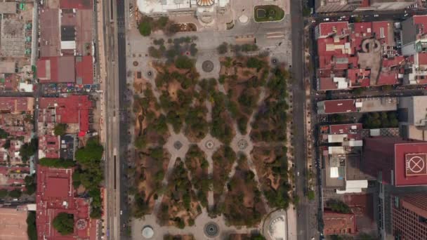 Flygfåglar ögon ovanför toppen ner panorering utsikt över den offentliga stadsparken Alameda Central och Palacio de Bellas Artes museibyggnad. Mexico City, Mexiko. — Stockvideo