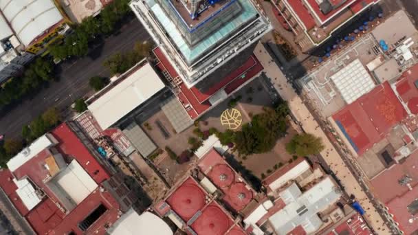 Pájaros aéreos ojo arriba arriba abajo panorámica de los edificios en el centro. Drone sobrevolando Torre Latinoamericana y Palacio de Bellas Artes. Ciudad de México, México. — Vídeo de stock
