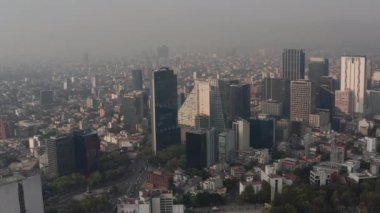 Şehir merkezindeki yüksek ofis binasının görüntüsü yükseltilmiş. Hava kirliliği nedeniyle görüş mesafesi sınırlı. Mexico City, Meksika.