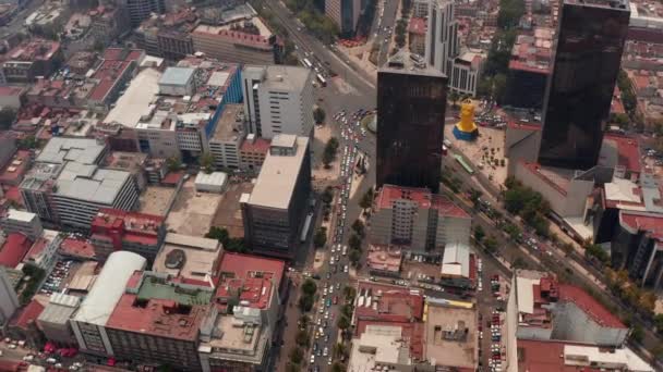 Υψηλής γωνίας εναέρια άποψη της βαριάς κυκλοφορίας στους δρόμους του κέντρου. Κηφήνας που πετάει μπροστά και η κάμερα γέρνει κάτω. Πόλη του Μεξικού, Μεξικό. — Αρχείο Βίντεο