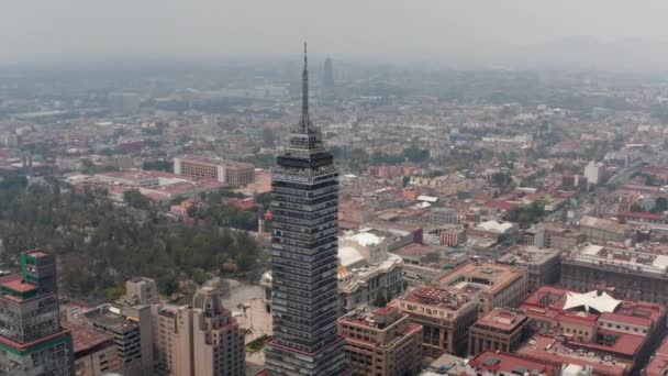 Luftaufnahme eines großen Stadtbildes mit Torre Latinoamericana Hochhaus und Palacio de Bellas Artes. Drohnenkameras wechseln den Blick vom Panorama auf einzelne Gebäude. Mexiko-Stadt. — Stockvideo