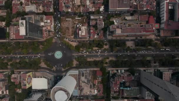 Flygfåglar ögon ovanför toppen ner syn på tung trafik på stadens gator. Drönare kamera efter multilane Avenida Paseo de la Reforma gatan mellan höga byggnader. Mexico City, Mexiko. — Stockvideo