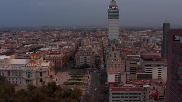 Камера беспилотника медленно движется вперед к высокому зданию Torre Latinoamericana вокруг Паласио де Беллас Артес. Мексика, Mexico. — стоковое видео