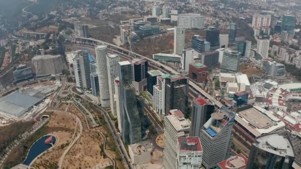 Uzun gökdelenlerle dolu yüksek açılı bir iş alanı manzarası. Santa Fe 'deki modern yüksek bina. Drone kamerası geriye doğru uçuyor ve yavaşça yukarı doğru eğiliyor. Mexico City, Meksika. — Stok video