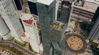 Paradox Torre binasının ve etrafındaki gökdelenlerin hava aracı görüntüsü. Uzun modern iş kuleleri. Şehir manzarasını göstermek için kamera yukarı eğiliyor. Mexico City, Meksika.