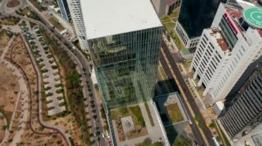 Yüksek açılı modern cam kaplı bina. Paradox Torre gökdeleninde uçan insansız hava aracı kamerası şehir manzarasını göstermek için öne eğiliyor. Mexico City, Meksika.