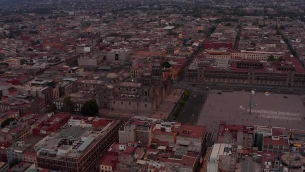 Flygdrönare utsikt över katedralen Metropolitana de la Ciudad de Mexico och Plaza de la Constitucion. Historiska centrum av staden efter solnedgången. Mexico City, Mexiko. — Stockvideo