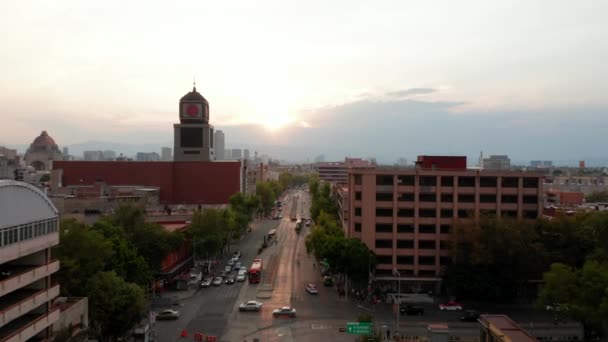 Előre repülő drónkamera követi a széles utcát, alacsony forgalomban. Belvárosi élet alkonyatkor. Mexikóváros, Mexikó. — Stock videók
