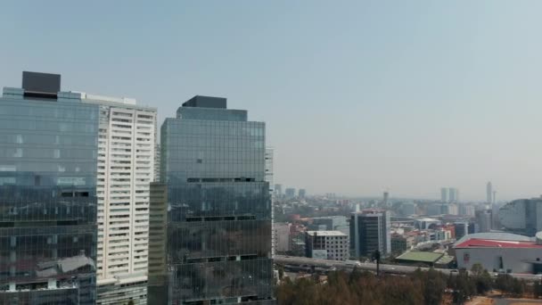 Vista aérea do drone do grupo de torres de negócios altas modernas. Vista panorâmica da câmera voando ao redor de arranha-céus cobertos de vidro. Cidade do México, México. — Vídeo de Stock