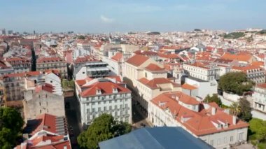 Lizbon, Portekiz 'in şehir merkezinde renkli evleri olan geleneksel Avrupa mimarisi ışığında hava kulesi