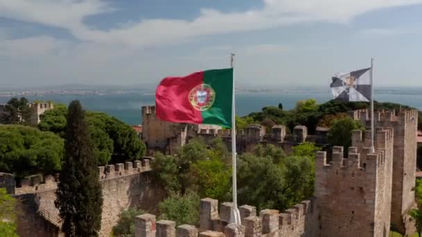 Gros plan Vue aérienne du Portugal et du drapeau de Lisbonne agitant le vent au sommet du château de Castelo de S Jorge Lisbonne au sommet de la colline surplombant la mer — Video