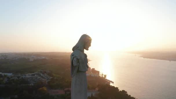 가까이 서 하늘을 날고 있는 예수 그리스도의 성역의 공중 궤도, 언덕 위에 있는 조각상 과 포르투갈 리스본에 있는 폰테 25 드아 브리 일붉은 다리의 모습 — 비디오
