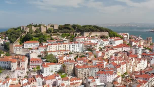 Vista aérea del castillo de Castelo de S Jorge Lisbon en la colina sobre coloridas casas tradicionales en el centro urbano de Lisboa, Portugal — Vídeo de stock