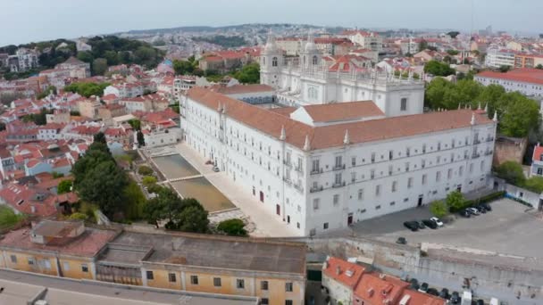 Luchtfoto vestiging baan van witte klooster van Sao Vicente de Fora kerkgebouw op de heuvel in het centrum van Lissabon, Portugal — Stockvideo