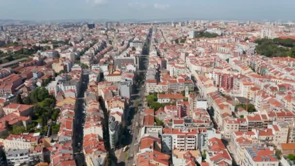 Bred antenn panoramautsikt över färgglada hus med orange hustak i centrum av Lissabon — Stockvideo