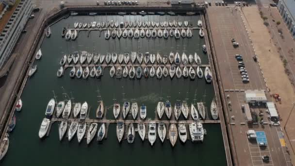 Vista aérea para cima e para baixo de luxuosos barcos brancos e veleiros atracados no porto perto de Lisboa, Portugal — Vídeo de Stock