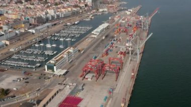 Lizbon, Portekiz şehir merkezi yakınlarındaki sanayi kargo limanındaki kargo konteynırlarının hava görüntüsü.