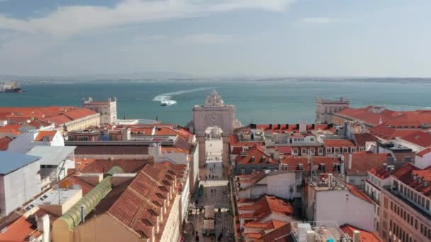 Luchtfoto dolly met uitzicht op Arco da Rua Augusta in Praca do Comercio openbaar plein met zee op de achtergrond in het centrum van Lissabon — Stockvideo