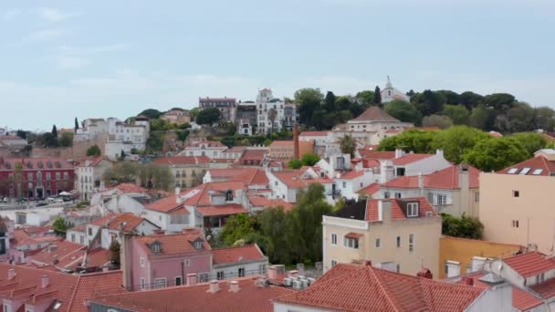 Pomalý letecký dolly s ohledem na luxusní tradiční barevné domy na kopcích v okolí husté městské centrum Lisabonu, Portugalsko — Stock video