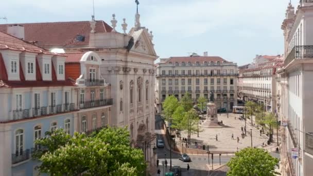 Tradiční úzké městské ulice s krásnou architekturou v okolí náměstí a pěší procházky kolem centra města v Lisabonu, Portugalsko — Stock video