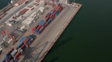 Lizbon limanındaki kargo konteynerlerinin hava görüntüsü. Lizbon şehir merkezinin sanayi kargo limanıyla deniz kıyısında ortaya çıkması