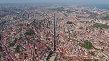 Lizbon, Portekiz 'in şehir merkezindeki evler ve apartmanların geniş panoramik manzarası