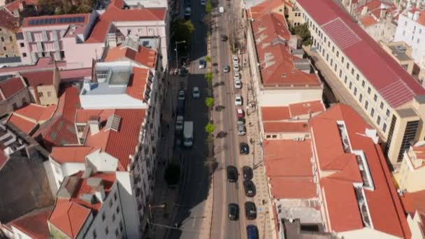 화려 한 전통 가옥들 에둘러 싸여 있는 리스본 시중 심부를 통과하는 여러 차선의 도로 교통을 공중에서 유유히 보여준다 — 비디오