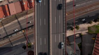 Havadan kuşların gözü üstte, cadde ve demiryolu üzerinden geçen karayolu köprüsündeki trafiği görüyor. İnsansız hava aracının görüntülerini yakınlaştırıyorum. Lizbon, Portekiz 'in başkenti.