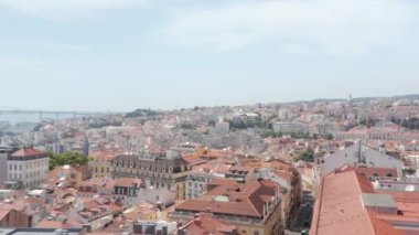 Şehir merkezindeki çeşitli binaların havadan görüntüsü. İnsansız hava aracı kırmızı çatılarda uçuyor. Lizbon, Portekiz 'in başkenti.