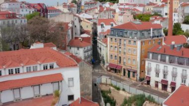 İnsansız hava aracı kameraları evlere yakın uçuyor. Kırmızı çatılar üzerinde alçak uçuş. Eski kasabanın dar ve dolambaçlı sokakları. Lizbon, Portekiz 'in başkenti.