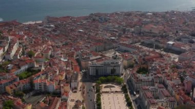 Meydanlı tarihi şehir merkezinin havadan görünüşü. İHA 'dan panoramik görüntü. Lizbon, Portekiz 'in başkenti.