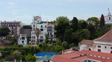 İHA kamerası arazi profilini takip ediyor ve tepenin üstünde yükseliyor. Evlerin üzerinden Aziz George Kalesi 'ne uçuyor. Şehir panoramasını gözler önüne seriyor. Lizbon, Portekiz 'in başkenti.