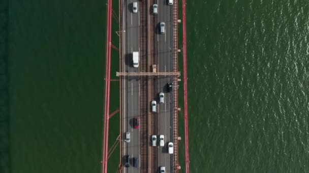 Mata burung udara di atas kepala ke bawah melihat lalu lintas padat di jalan multilane pada jam sibuk. Jembatan jalan raya di atas air yang tumpah dari kamera drone. Lisbon, ibukota Portugal. — Stok Video